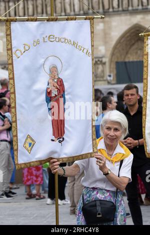 Une cérémonie religieuse a eu lieu sur le parvis de la cathédrale 'notre Dame' pour la fête de l'assomption. Une procession EST Parti après les vêpres Stockfoto