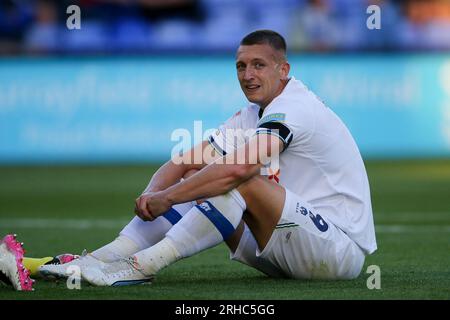 Birkenhead, Großbritannien. 15. Aug. 2023. Luke Norris von Tranmere Rovers schaut zu. EFL Skybet Football League Two Match, Tranmere Rovers gegen Harrogate Town im Prenton Park, Birkenhead, Wirral am Dienstag, den 15. August 2023. Dieses Bild darf nur zu redaktionellen Zwecken verwendet werden. Nur redaktionelle Verwendung, .pic von Chris Stading/Credit: Andrew Orchard Sports Photography/Alamy Live News Stockfoto