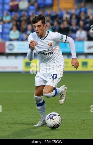 Birkenhead, Großbritannien. 15. Aug. 2023. Sam Taylor von Tranmere Rover in Aktion. EFL Skybet Football League Two Match, Tranmere Rovers gegen Harrogate Town im Prenton Park, Birkenhead, Wirral am Dienstag, den 15. August 2023. Dieses Bild darf nur zu redaktionellen Zwecken verwendet werden. Nur redaktionelle Verwendung, .pic von Chris Stading/Credit: Andrew Orchard Sports Photography/Alamy Live News Stockfoto