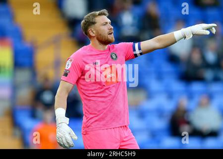 Birkenhead, Großbritannien. 15. Aug. 2023. Mark Oxley, der Torwart von Harrogate Town, macht seinen Standpunkt klar. EFL Skybet Football League Two Match, Tranmere Rovers gegen Harrogate Town im Prenton Park, Birkenhead, Wirral am Dienstag, den 15. August 2023. Dieses Bild darf nur zu redaktionellen Zwecken verwendet werden. Nur redaktionelle Verwendung, .pic von Chris Stading/Credit: Andrew Orchard Sports Photography/Alamy Live News Stockfoto