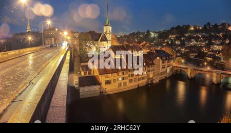 Unglaublicher Herbstblick auf die Stadt Bern bei Nacht. Szene der Aare mit Nydeggkirche - evangelische Kirche. Ort: Bern, Kanton Bern, Schweiz, Stockfoto