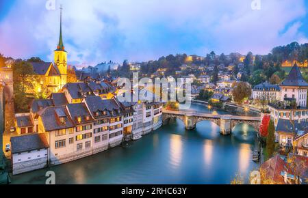 Unglaublicher Herbstblick auf die Stadt Bern am Abend. Szene der Aare mit Nydeggkirche - evangelische Kirche. Standort: Bern, Kanton Bern, Schweiz Stockfoto