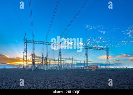 Elektrische Umspannwerke und Schubladenleitungen in Paraguay bei Sonnenaufgang Stockfoto