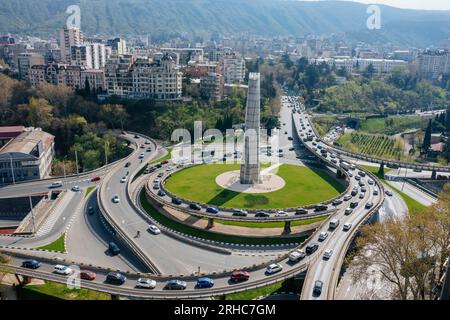 Ringstraße Kreuzung in der Nähe des Platzes der Helden, Tiflis, Luftaufnahme. Stockfoto