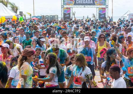 Salvador, Bahia, Brasilien - 23. August 2015: Hunderte von Menschen erleben beim Farbmarathon in Salvador, Bahia. Stockfoto