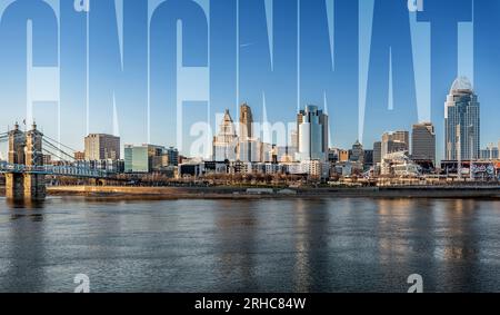 Cincinnati Downtown Skyline kurz vor Sonnenuntergang mit prominentem Text Stockfoto