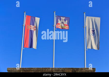 Die Flaggen Serbiens, Belgrads und der Belgrader Festung fliegen stolz nebeneinander auf der Belgrader Festung in Belgrad, Serbien Stockfoto