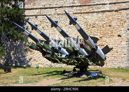 Das Luftverteidigungssystem S-125 Neva der serbischen Armee ist im Militärmuseum in der Belgrader Festung (Kalemegdan) in Belgrad ausgestellt Stockfoto