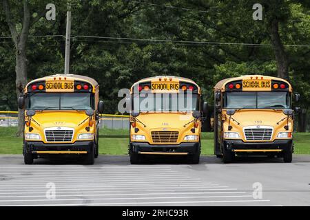 Bloomsburg, Pennsylvania, USA. 15. Aug. 2023. Schulbusse werden an der Bloomsburg High School geparkt, da viele Schulbezirke in Pennsylvania einen Mangel an Schulbusfahrern erleben. (Credit Image: © Paul Weaver/SOPA Images via ZUMA Press Wire) NUR ZUR REDAKTIONELLEN VERWENDUNG! Nicht für den kommerziellen GEBRAUCH! Stockfoto