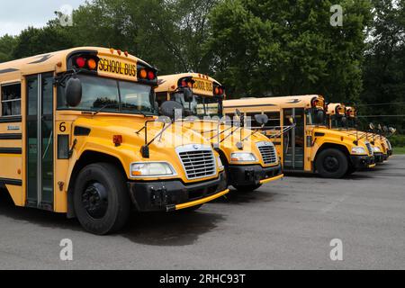 Bloomsburg, Pennsylvania, USA. 15. Aug. 2023. Schulbusse werden an der Bloomsburg High School geparkt, da viele Schulbezirke in Pennsylvania einen Mangel an Schulbusfahrern erleben. (Credit Image: © Paul Weaver/SOPA Images via ZUMA Press Wire) NUR ZUR REDAKTIONELLEN VERWENDUNG! Nicht für den kommerziellen GEBRAUCH! Stockfoto