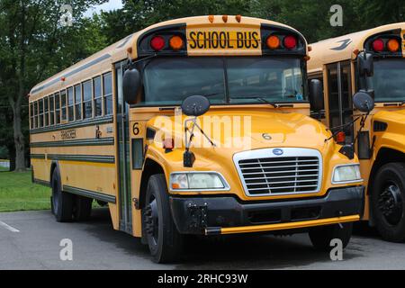 Bloomsburg, Pennsylvania, USA. 15. Aug. 2023. Schulbusse werden an der Bloomsburg High School geparkt, da viele Schulbezirke in Pennsylvania einen Mangel an Schulbusfahrern erleben. (Credit Image: © Paul Weaver/SOPA Images via ZUMA Press Wire) NUR ZUR REDAKTIONELLEN VERWENDUNG! Nicht für den kommerziellen GEBRAUCH! Stockfoto