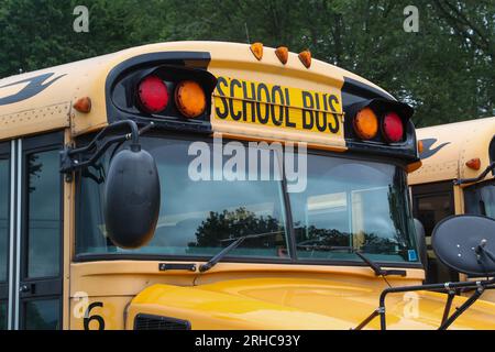 Bloomsburg, Pennsylvania, USA. 15. Aug. 2023. Schulbusse werden an der Bloomsburg High School geparkt, da viele Schulbezirke in Pennsylvania einen Mangel an Schulbusfahrern erleben. (Credit Image: © Paul Weaver/SOPA Images via ZUMA Press Wire) NUR ZUR REDAKTIONELLEN VERWENDUNG! Nicht für den kommerziellen GEBRAUCH! Stockfoto