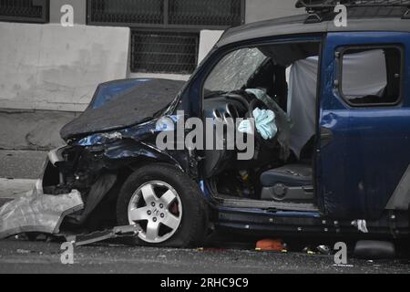 Die Fahrzeuge wurden nach einem Unfall zerstört. Der amtierende Staatsanwalt von Essex, Theodore N. Stephens, II., und Newark, Direktor für öffentliche Sicherheit, Fritz Fragé, kündigten an, dass die Kriminalpolizei des Staatsanwalts Essex einen Unfall mit zwei Autos in Newark untersucht, bei dem ein Mann getötet und vier Passagiere verletzt wurden. Heute um 4:20 Uhr wurde die Polizei über einen Autounfall informiert, der sich an der Kreuzung von Broad Street und Pennington Street in Newark ereignete. Der Fahrer eines der Fahrzeuge, Jose Murillo, 34 von Elizabeth, wurde am Tatort für tot erklärt. Der Antrieb Stockfoto