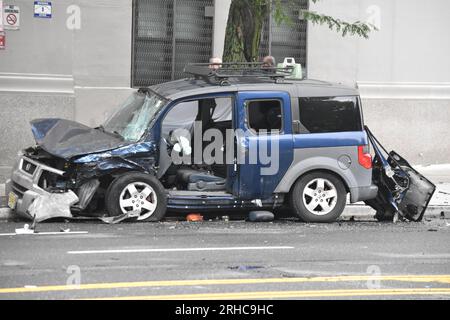 Die Fahrzeuge wurden nach einem Unfall zerstört. Der amtierende Staatsanwalt von Essex, Theodore N. Stephens, II., und Newark, Direktor für öffentliche Sicherheit, Fritz Fragé, kündigten an, dass die Kriminalpolizei des Staatsanwalts Essex einen Unfall mit zwei Autos in Newark untersucht, bei dem ein Mann getötet und vier Passagiere verletzt wurden. Heute um 4:20 Uhr wurde die Polizei über einen Autounfall informiert, der sich an der Kreuzung von Broad Street und Pennington Street in Newark ereignete. Der Fahrer eines der Fahrzeuge, Jose Murillo, 34 von Elizabeth, wurde am Tatort für tot erklärt. Der Antrieb Stockfoto