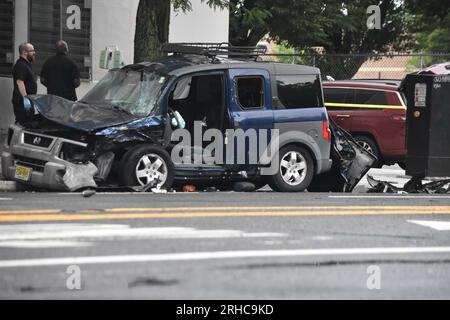 Die Fahrzeuge wurden nach einem Unfall zerstört. Der amtierende Staatsanwalt von Essex, Theodore N. Stephens, II., und Newark, Direktor für öffentliche Sicherheit, Fritz Fragé, kündigten an, dass die Kriminalpolizei des Staatsanwalts Essex einen Unfall mit zwei Autos in Newark untersucht, bei dem ein Mann getötet und vier Passagiere verletzt wurden. Heute um 4:20 Uhr wurde die Polizei über einen Autounfall informiert, der sich an der Kreuzung von Broad Street und Pennington Street in Newark ereignete. Der Fahrer eines der Fahrzeuge, Jose Murillo, 34 von Elizabeth, wurde am Tatort für tot erklärt. Der Antrieb Stockfoto