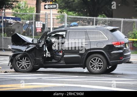 Die Fahrzeuge wurden nach einem Unfall zerstört. Der amtierende Staatsanwalt von Essex, Theodore N. Stephens, II., und Newark, Direktor für öffentliche Sicherheit, Fritz Fragé, kündigten an, dass die Kriminalpolizei des Staatsanwalts Essex einen Unfall mit zwei Autos in Newark untersucht, bei dem ein Mann getötet und vier Passagiere verletzt wurden. Heute um 4:20 Uhr wurde die Polizei über einen Autounfall informiert, der sich an der Kreuzung von Broad Street und Pennington Street in Newark ereignete. Der Fahrer eines der Fahrzeuge, Jose Murillo, 34 von Elizabeth, wurde am Tatort für tot erklärt. Der Antrieb Stockfoto