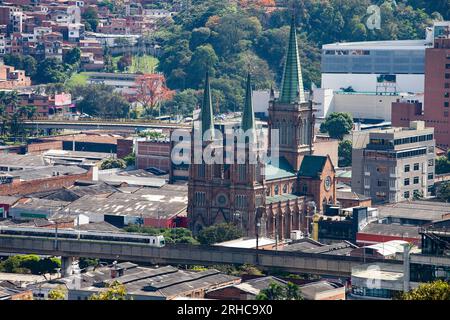 Medellin, Antioquia. Kolumbien - 26. Januar 2023. Luftqualität und Lärm gehören zu den am häufigsten auftretenden Problemen in der Stadt Stockfoto