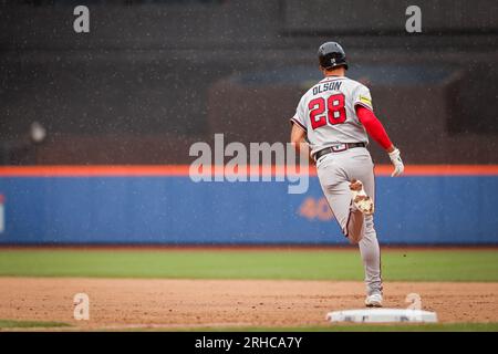 12. August 2023; New York City, New York, Atlanta Braves erster Baseman Matt Olsen (28) Homer zum linken Feld gegen New York Mets Pitcher Josh Walker (75). (Ariel Fox/Bild des Sports) Stockfoto