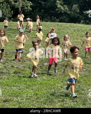 Kinder im Park Slope Day Camp spielen im Prospect Park während der Schulferien in Brooklyn, New York. Stockfoto