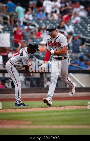 12. August 2023; New York City, New York, Atlanta Braves erster Baseman Matt Olsen (28) Homer gegen New York Mets Pitcher Josh Walker (75). Stockfoto