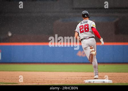 12. August 2023; New York City, New York, Atlanta Braves erster Baseman Matt Olsen (28) Homer gegen New York Mets Pitcher Josh Walker (75). Stockfoto