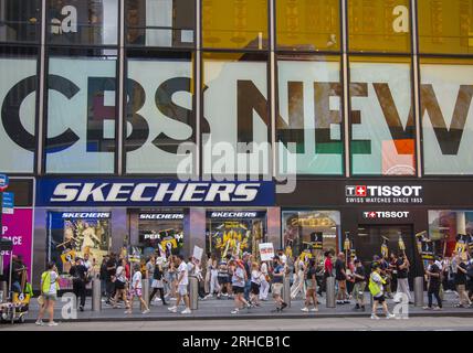 New York City: Der Streik geht weiter unter der Schriftstellergilde von Amerika zusammen mit Mitgliedern der SAG-AFTRA Union mit Streikposten an mehreren Orten in Manhattan. Gewerkschaftsmitglieder demonstrieren am Broadway am Times Square, was die Unterhaltungsindustrie lähmt. Stockfoto