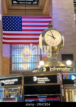 Am Informationsschalter in der Mitte der Großen Halle im Grand Centreal Terminal in Manhattan, New York City. Stockfoto