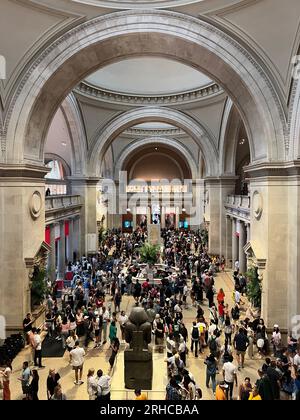 Überfüllte große Eingangshalle im Metropolitan Museum of Art, eine der wichtigsten Touristenattraktionen in New York City. Stockfoto