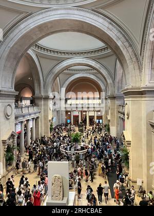 Überfüllte große Eingangshalle im Metropolitan Museum of Art, eine der wichtigsten Touristenattraktionen in New York City. Stockfoto