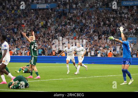 Marseille, 15. August 2023. Vitinha von Olympique De Marseille feiert mit Teamkollege Amine Harit, bevor sein Einsatz während des Spiels der UEFA Champions League in der dritten Qualifikationsrunde 2. im Stade de Marseille, Marseille, für abseits gesperrt wurde. Der Bildausdruck sollte lauten: Jonathan Moscrop/Sportimage Credit: Sportimage Ltd/Alamy Live News Stockfoto