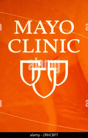 Identitätsschilder an der Mayo Clinic in Jacksonville, dem bestbewerteten Krankenhaus im Bundesstaat Florida. (USA) Stockfoto