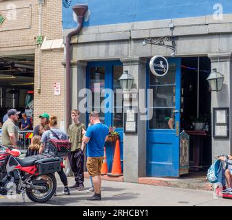 NEW ORLEANS, LA, USA - 2. APRIL 2023: Vor dem Evangeline Restaurant and Bar mit Touristen, die sich auf dem Bürgersteig in der Decatur Street versammelt haben Stockfoto