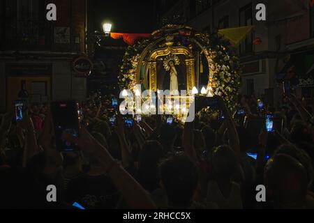 Stadtviertel La Latina, Madrid, Spanien. 15. Aug. 2023. Die Feierlichkeiten der Virgen de la Paloma. Prozession der Virgen de la Paloma. Kredit: EnriquePSans/Alamy Live News Stockfoto