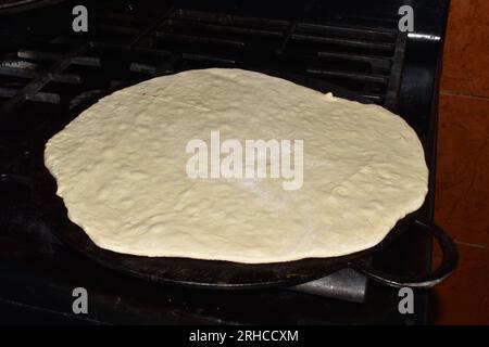 Sada Roti wird auf einer Tawa gekocht, einem Küchenutensil aus Gusseisen, in Bejucal, Trinidad und Tobago Stockfoto