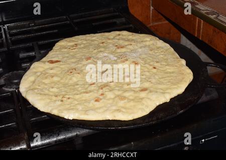 Sada Roti wird auf einer Tawa gekocht, einem Küchenutensil aus Gusseisen, in Bejucal, Trinidad und Tobago Stockfoto