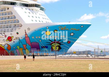 Farbenfrohe Grafiken des amerikanischen Pop-Künstlers Peter Max schmücken den Bug des in Lissabon im April 2023 vor Anker liegenden Kreuzfahrtschiffs Norwegian Breakaway. Stockfoto