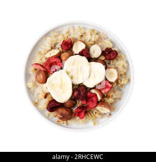 Köstliche Haferflocken mit gefriergetrockneten Beeren, Bananen und Haselnüssen isoliert auf weißem, Blick von oben Stockfoto