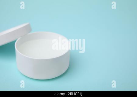 Glas Vaseline auf hellblauem Hintergrund, Platz für Text Stockfoto