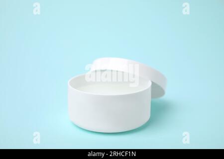 Glas Vaseline auf hellblauem Hintergrund Stockfoto