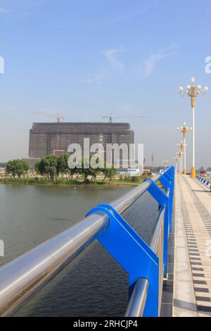 Metallbrückengeländer und unvollendetes Gebäude, nordchina Stockfoto