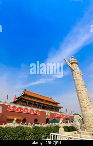 Peking 11. September: Mao Zedong Porträts auf dem Tiananmen-Tor mit Totempfahl in Peking am 11. September 2011. Tiananmen befindet sich in der C Stockfoto