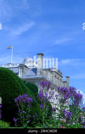 Kingston Lacy Side Garden Mit Violetten Blumen Stockfoto