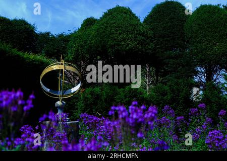 Kingston Lacy Side Garden Mit Violetten Blumen Stockfoto