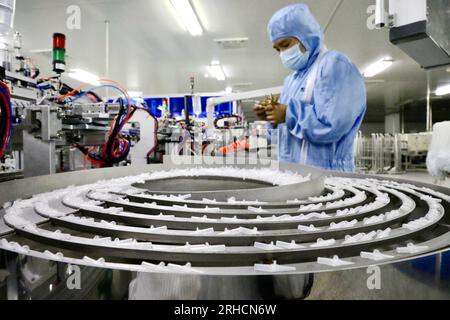 BINZHOU, CHINA - 15. AUGUST 2023 - Ein Arbeiter eilt, um eine Bestellung in einer Werkstatt eines Medizinprodukteherstellers in Binzhou, Provinz Shandong, Stockfoto