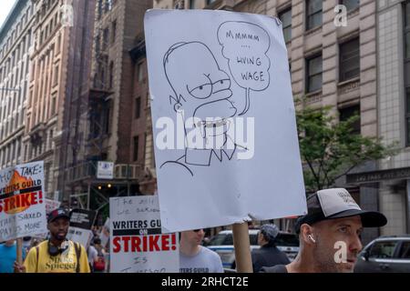 New York, Usa. 15. Aug. 2023. NEW YORK NEW YORK – AUGUST 15: Markante Mitglieder der Writers Guild of America und Anhänger gehen am 15. August 2023 in New York City vor Netflix und Warner Bros./ Discovery Office auf einer Streikposte. Mitglieder der SAG-AFTRA und der WGA (Writers Guild of America) haben sich beide seit 1960 in ihrem ersten gemeinsamen Streik gegen die Studios niedergelassen. Kredit: Ron Adar/Alamy Live News Stockfoto