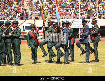 Harare, Simbabwe. 15. Aug. 2023. Mitglieder der simbabwischen Streitkräfte marschieren zu einer Parade anlässlich der 43. Feiern der simbabwischen Streitkräfte im National Sports Stadium in Harare, Simbabwe, 15. August 2023. Der Präsident Simbabwes, Emmerson Mnangagwa, führte am Dienstag den Vorsitz über die nationalen Feierlichkeiten zum 43. Jahrestag des Tages der Verteidigungsstreitkräfte Simbabwes, die alle zwei Augustwochen begangen werden. Kredit: Shaun Jusa/Xinhua/Alamy Live News Stockfoto