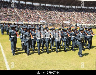 Harare, Simbabwe. 15. Aug. 2023. Mitglieder der simbabwischen Streitkräfte marschieren zu einer Parade anlässlich der 43. Feiern der simbabwischen Streitkräfte im National Sports Stadium in Harare, Simbabwe, 15. August 2023. Der Präsident Simbabwes, Emmerson Mnangagwa, führte am Dienstag den Vorsitz über die nationalen Feierlichkeiten zum 43. Jahrestag des Tages der Verteidigungsstreitkräfte Simbabwes, die alle zwei Augustwochen begangen werden. Kredit: Shaun Jusa/Xinhua/Alamy Live News Stockfoto