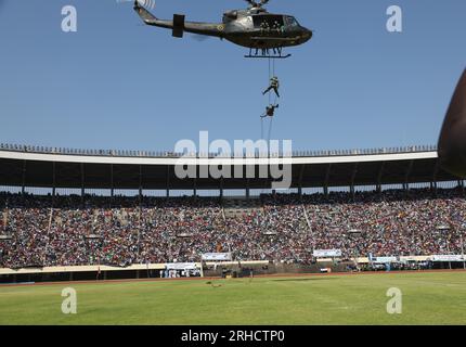 Harare, Simbabwe. 15. Aug. 2023. Angehörige der simbabwischen Streitkräfte demonstrieren während der 43.-Jubiläumsfeiern der simbabwischen Streitkräfte im National Sports Stadium in Harare (Simbabwe) am 15. August 2023 eine Rettungsmission mit einem Hubschrauber. Der Präsident Simbabwes, Emmerson Mnangagwa, führte am Dienstag den Vorsitz über die nationalen Feierlichkeiten zum 43. Jahrestag des Tages der Verteidigungsstreitkräfte Simbabwes, die alle zwei Augustwochen begangen werden. Kredit: Shaun Jusa/Xinhua/Alamy Live News Stockfoto