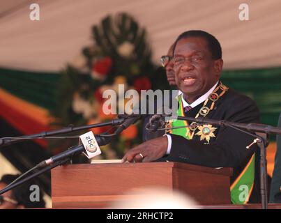 Harare, Simbabwe. 15. Aug. 2023. Der Präsident Simbabwes, Emmerson Mnangagwa, spricht am 15. August 2023 im National Sports Stadium in Harare (Simbabwe) anlässlich der 43. Feiern der simbabwischen Verteidigungskräfte. Der Präsident Simbabwes, Emmerson Mnangagwa, führte am Dienstag den Vorsitz über die nationalen Feierlichkeiten zum 43. Jahrestag des Tages der Verteidigungsstreitkräfte Simbabwes, die alle zwei Augustwochen begangen werden. Kredit: Shaun Jusa/Xinhua/Alamy Live News Stockfoto