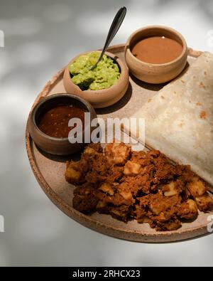 Typisch mexikanisches Essen mit Nähkartoffeln und Chorizo-synchronisierten Quesadilla typisch mexikanisches Essen Lateinamerika Stockfoto